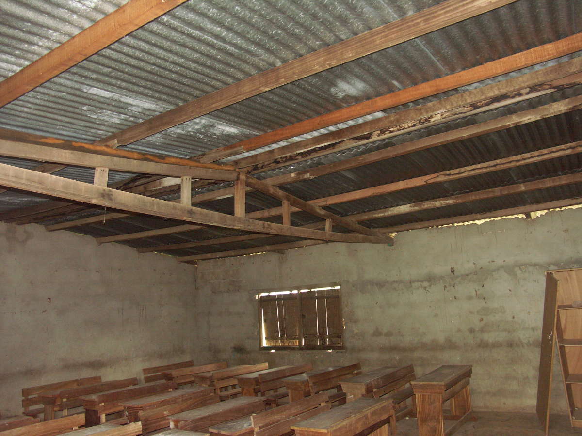 Toiture et tableau dans une salle de classe